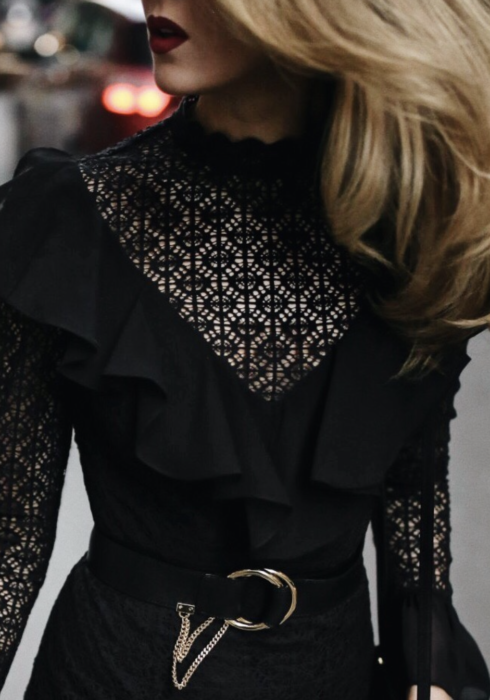 De leukste zwarte blouses onder de €50,-