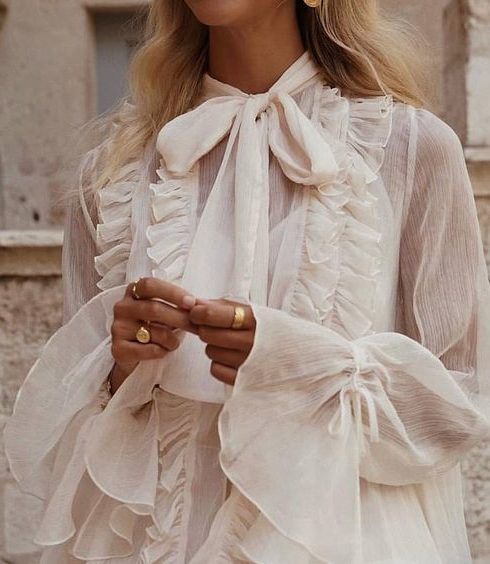 De blouse die jouw look in één keer chique maakt