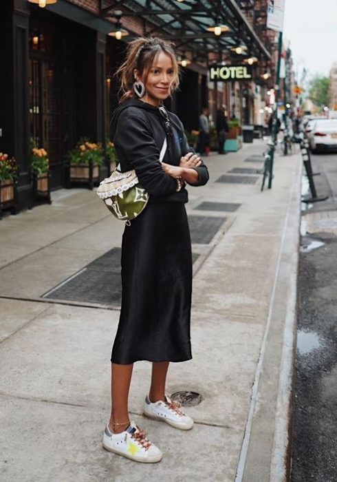 Déze outfit draagt iedere it-girl
